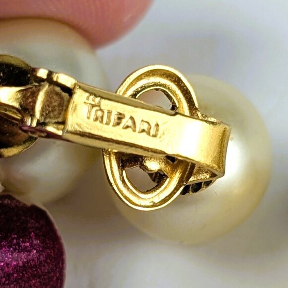 Vintage Trifari Double Pearl Gold-Tone Clip-Ons - Picture 4 of 5